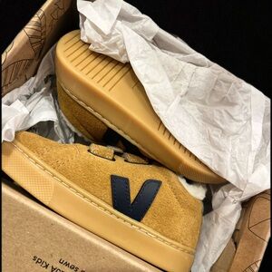 NEW Veja toddler boy sneakers - size 25 (8.5 US)
